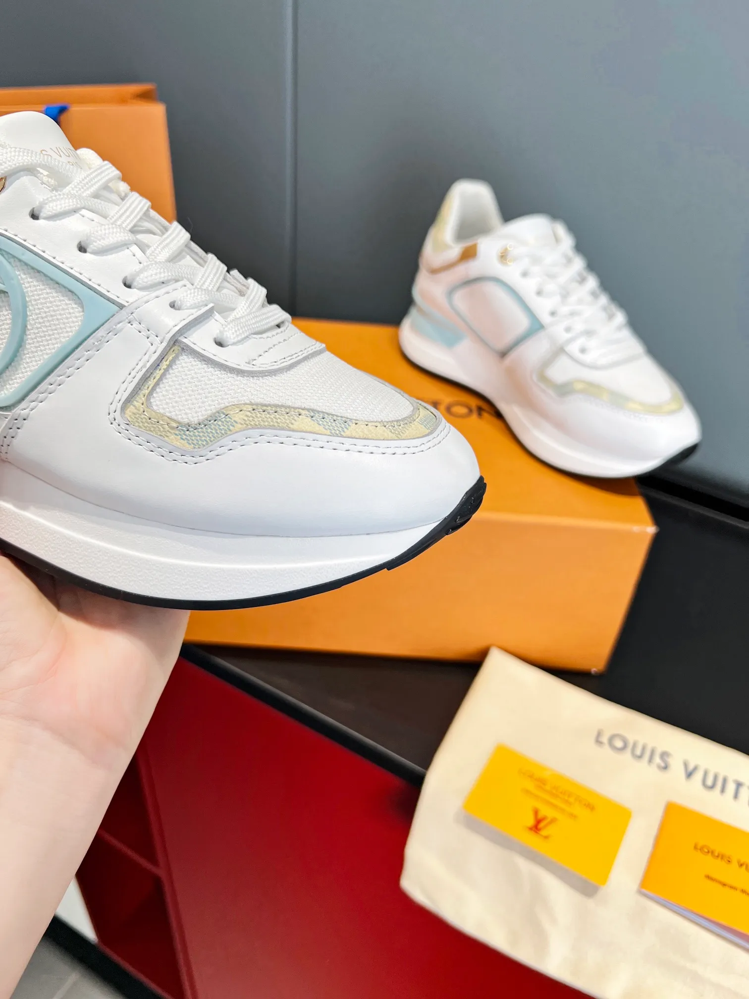 👟👟Ex-factory price 520👟👟 Couple model. louis vuitton ss24 new arrival～ Lv 2024 spring and summer new runaway sneakers ⚠️: Purchased as original 9060, disassembled and copied, upgraded version of the old model at the counter, with a more harmonious vision and lighter foot feel. It is 5cm taller, highly recognizable, and can be worn with eyes closed. Size 35-41